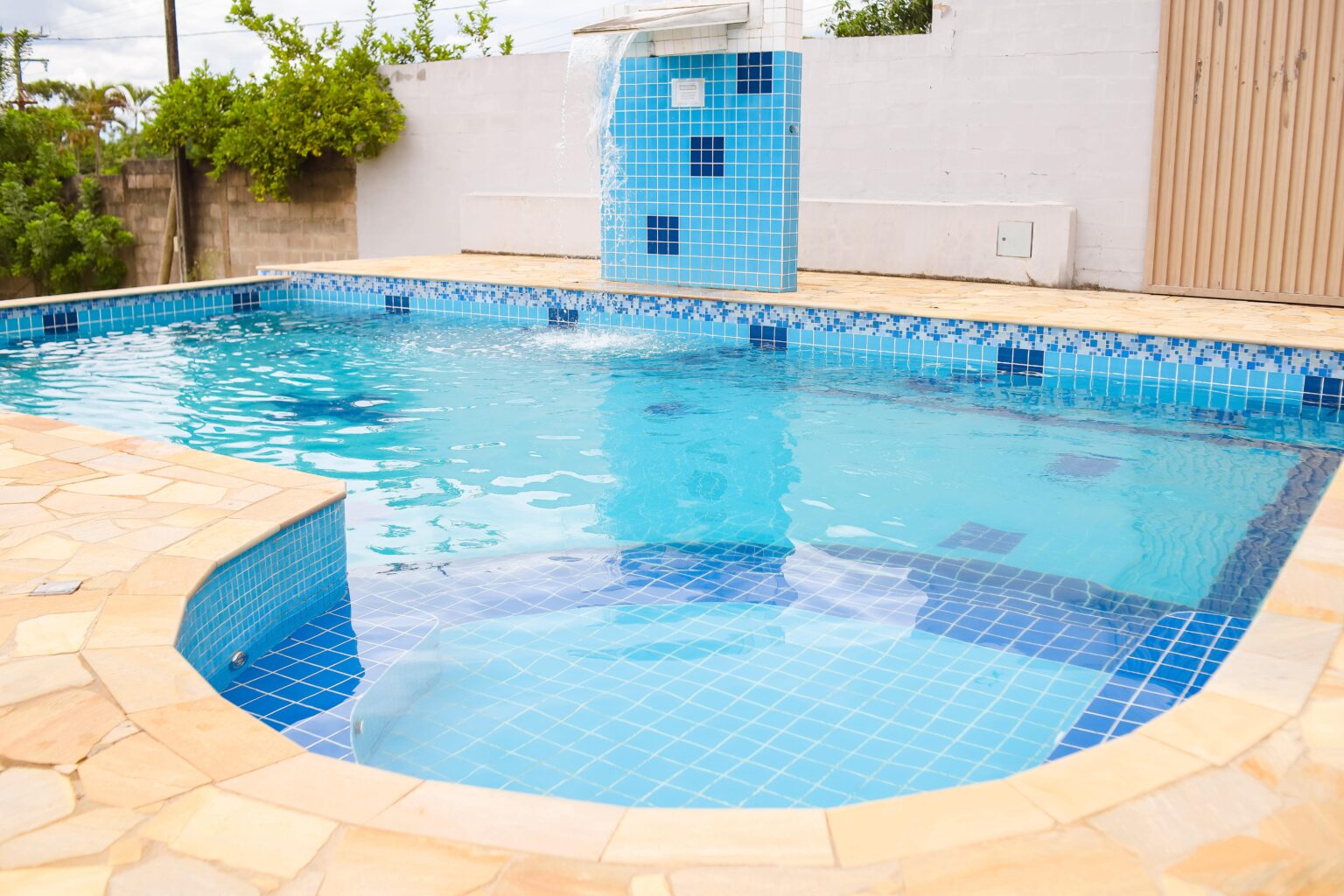 Piscina com cascata da Chácara Leal